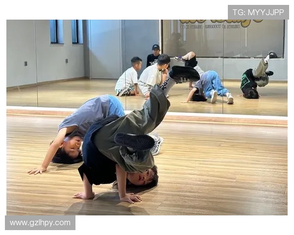 南京街舞队勇闯世界街舞大赛展现风采逆袭之旅的精彩瞬间 南京街舞队勇闯世界街舞大赛展现风采逆袭之旅的精彩瞬间